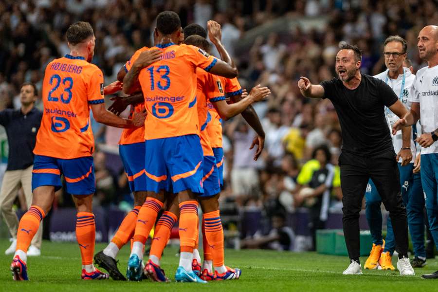 De Zerbi et les joueurs exultent après le but de Rowe