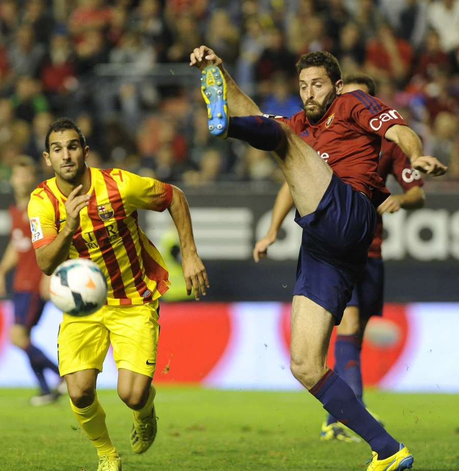 Damià Abella, ante Martín Montoya en un Osasuna-Barça Damià Abella, ante Martín Montoya en un Osasuna-Barça