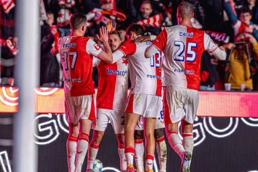 Radost hráčů Slavie po vstřeleném gólů v Edenu Radost hráčů Slavie po vstřeleném gólů v Edenu