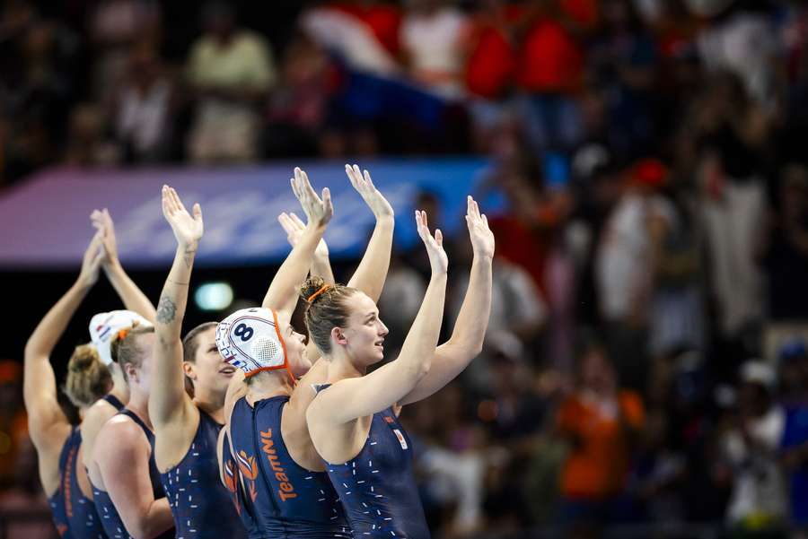 De waterpolosters hebben zich geplaatst voor de halve finale