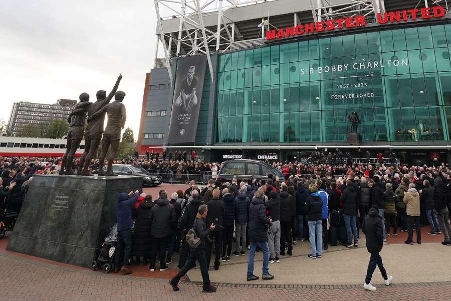 Fans wachten buiten Old Trafford om hun respect te betuigen aan Sir Bobby Charlton