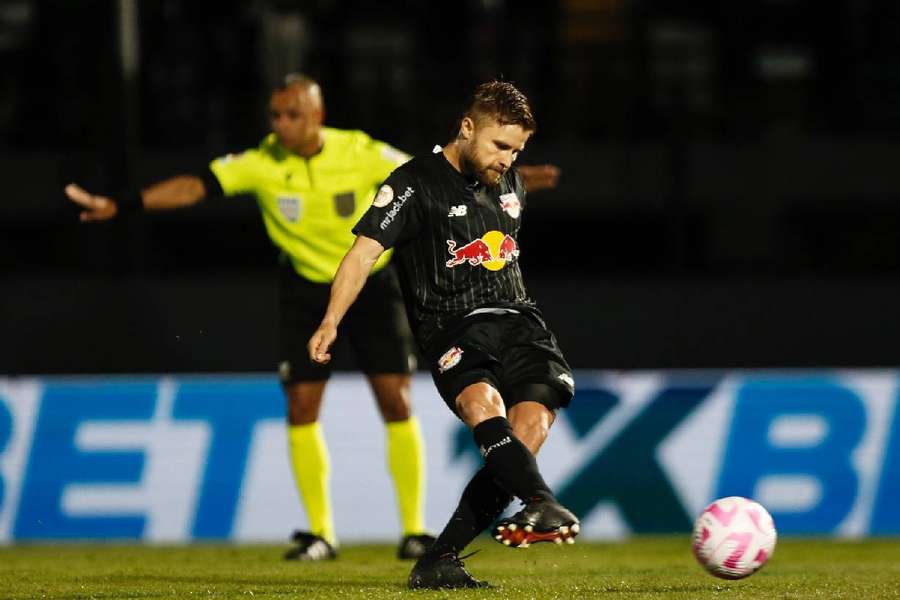 Eduardo Sasha, de pênalti, fez o gol da vitória do Massa Bruta