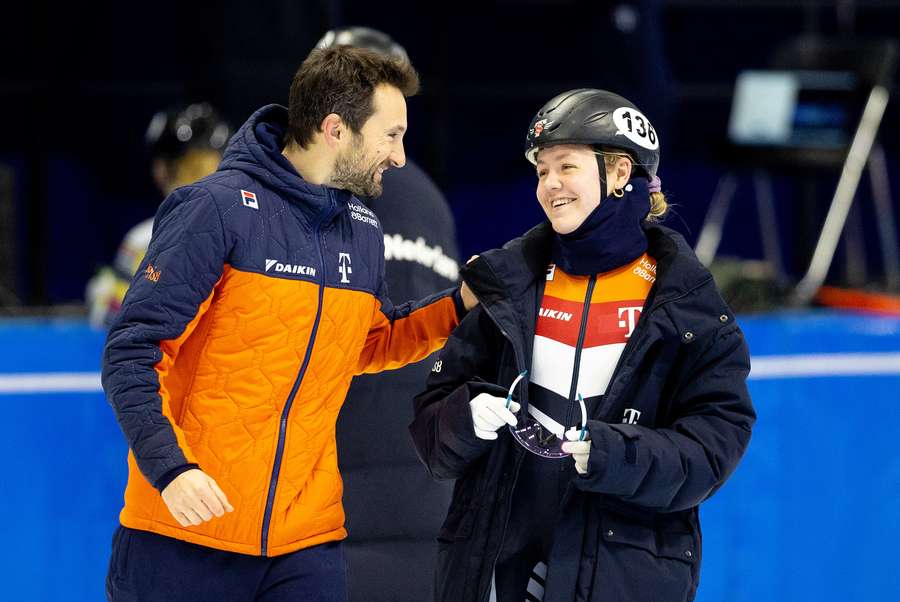 Kerstholt en Michelle Velzeboer tijdens een training voor het WK Shorttrack op 9 maart