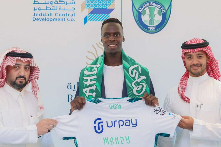 Édouard Mendy posou com a camisa do Al-Ahli
