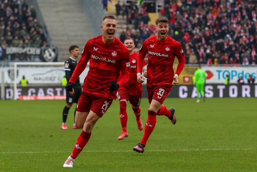 Filip Kaloč z 1. FC Kaiserslautern slaví svůj parádní gól proti Ulmu.