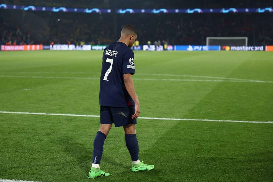 Mbappe leaves the pitch after PSG's defeat