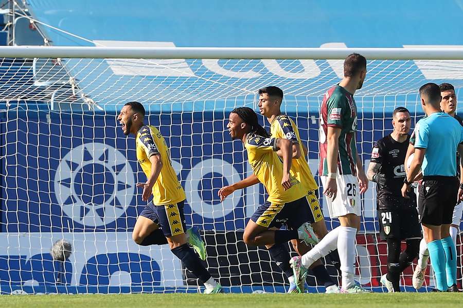 Estoril festeja diante do Estrela da Amadora