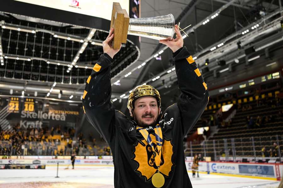 Okuliar sa blíži k zmluve s Pittsburghom. Okuliar sa blíži k zmluve s Pittsburghom.