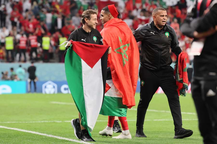 Time do Marrocos posa com bandeira palestina após classificação