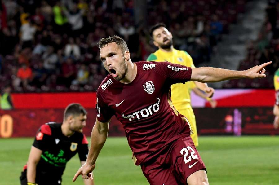 Gabriel Debeljuh sărbătorește marcarea unui gol pentru CFR Cluj