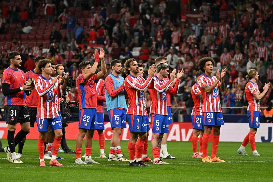 Os jogadores do Atlético saúdam a zona sul do Metropolitano no final do clássico.