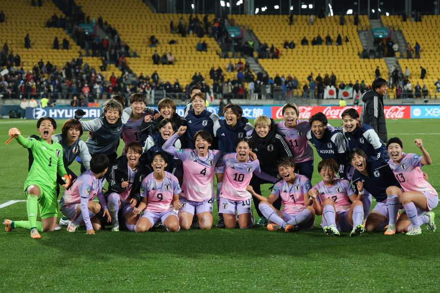 Jogadoras do Japão comemoram a vitória contra a Noruega