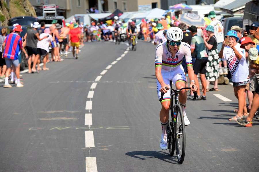 Tadej Pogacar sul Tourmalet dopo aver staccato Jonas Vingegaard
