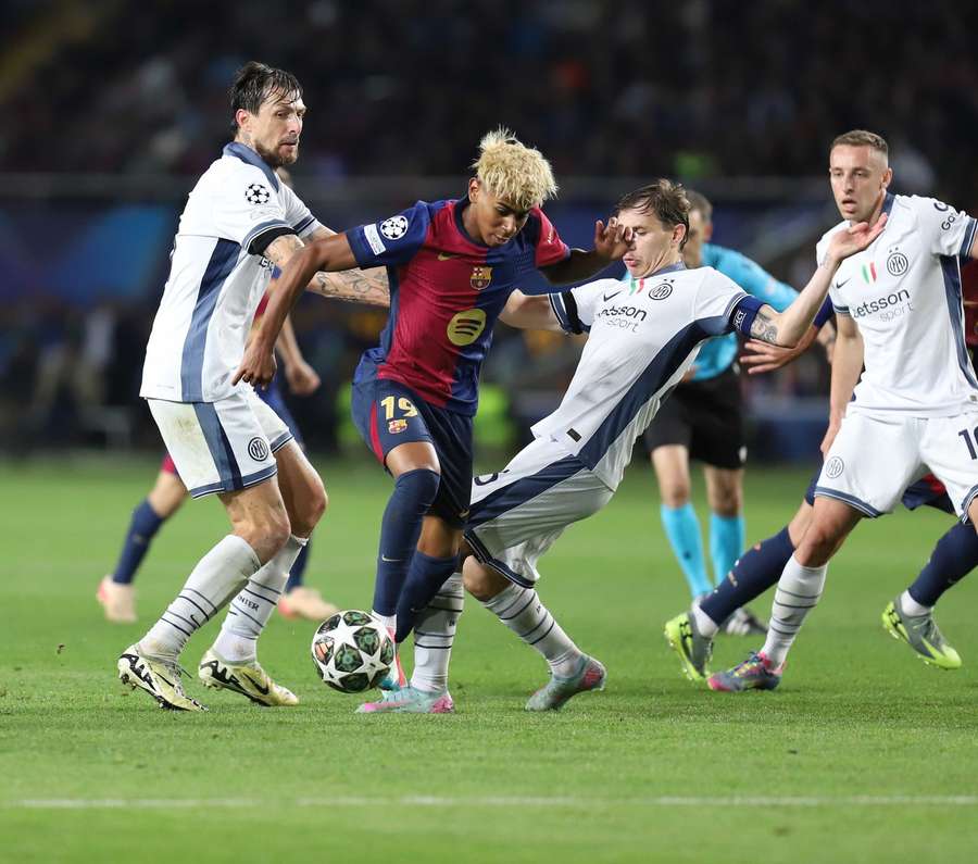 Barcelona is Laminal Yamal and Inter's Nicolo Barella and Francesco Acerbi Battle for the Bill during the first leg of the first leg of the UEFA Champions League