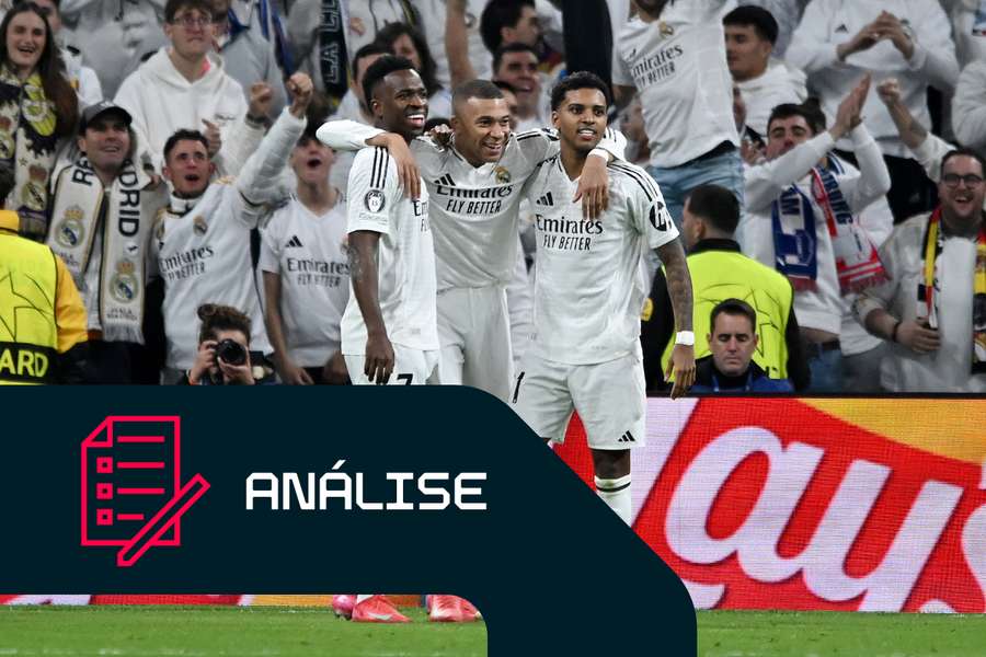 Kylian Mbappé, com Vinicius Jr e Rodrygo após o seu golo contra o Salzburgo