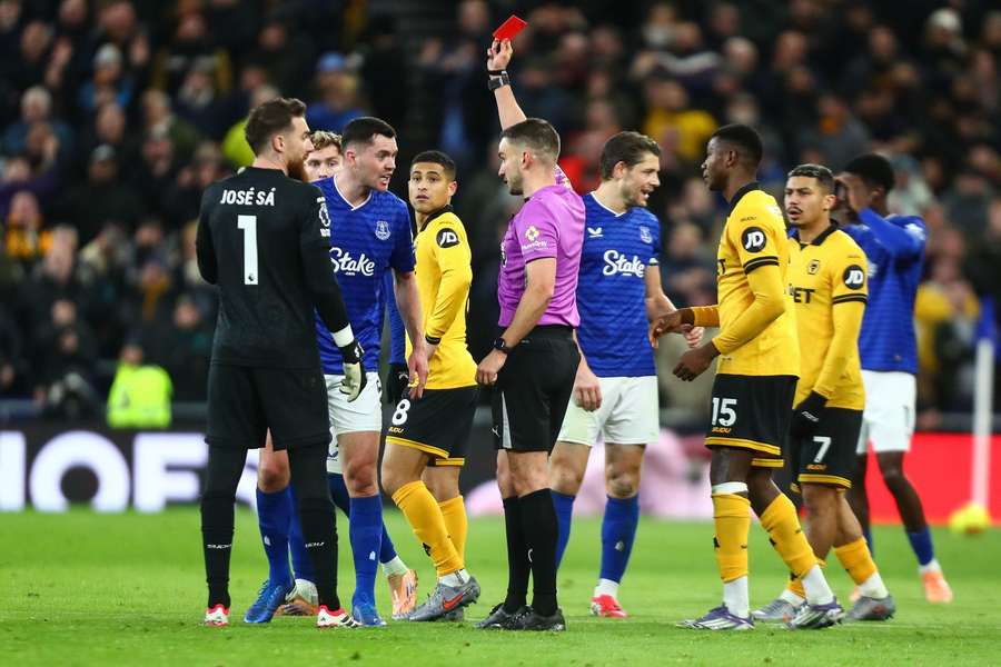 Keane videl červenú kartu.