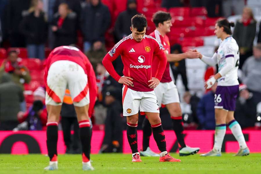 Zklamaný Lisandro Martínez po prohře 0:3 s Bournemouthem. Zklamaný Lisandro Martínez po prohře 0:3 s Bournemouthem.