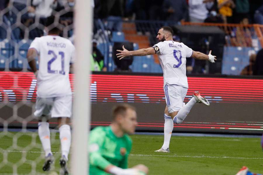 Karim Benzema oslavuje gól v semifinále španielskeho Superpohára.