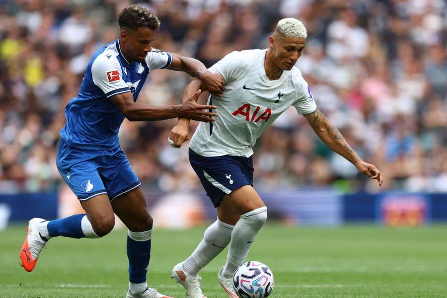 Richarlison conduce el balón