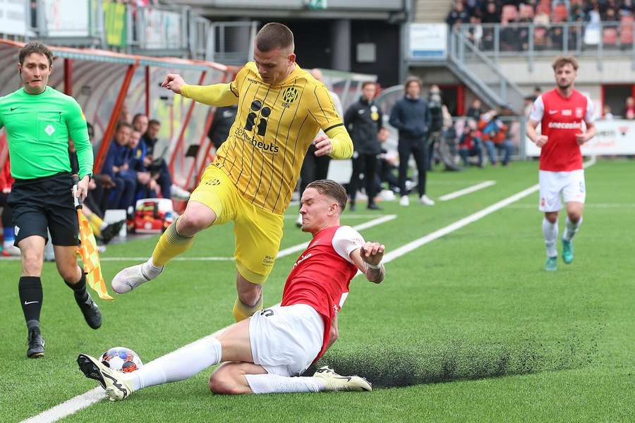 Een tackle van Bryant Nieling op de maker van de 0-2, Vaclav Sejk