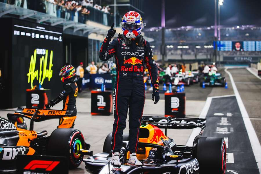 Verstappen vyštartuje v boji o titul z prvého miesta.