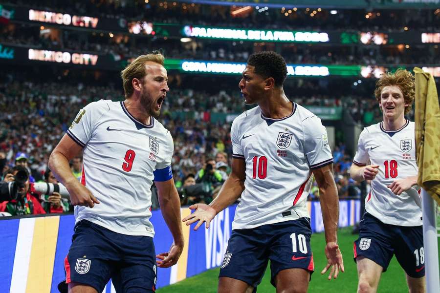 Harry Kane și Jude Bellingham sărbătoresc un gol împotriva Mexicului Harry Kane și Jude Bellingham sărbătoresc un gol împotriva Mexicului