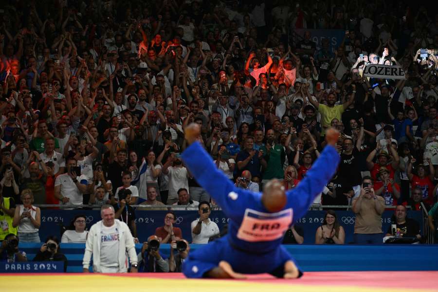 O festejo de Teddy Riner perante a euforia do público