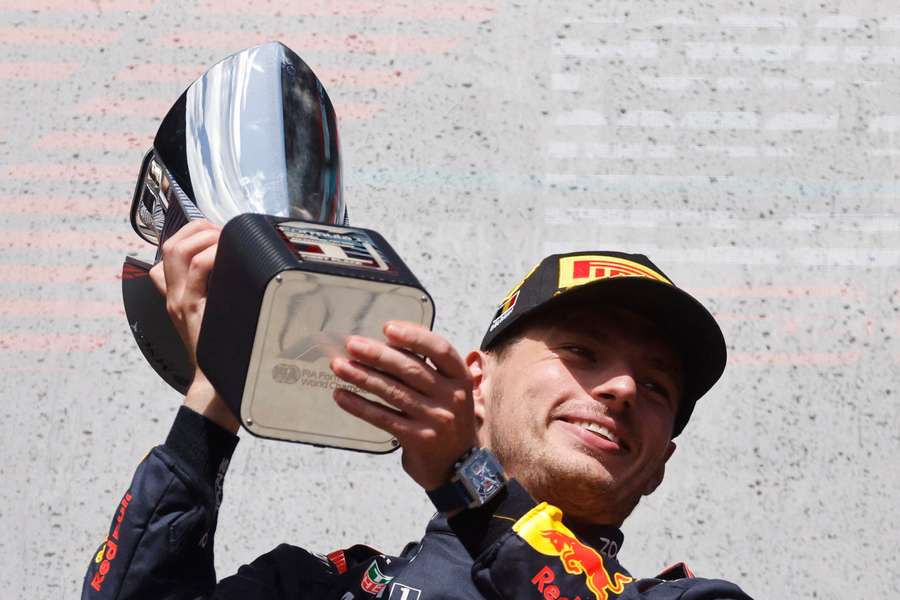 Max Verstappen cu trofeul său după ce a câștigat GP-ul Belgiei