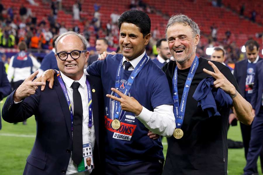 Luis Campos, Nasser Al-Khelaifi, Luis Enrique, după victoria în Liga Campionilor. Luis Campos, Nasser Al-Khelaifi, Luis Enrique, după victoria în Liga Campionilor.