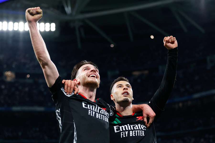 Declan Rice et Gabriel Martinelli célébrant leur qualification.
