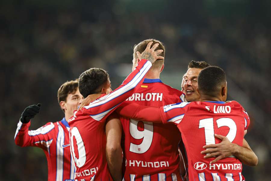 Los jugadores del Atlético de Madrid celebran uno de los goles de Sorloth en Elche