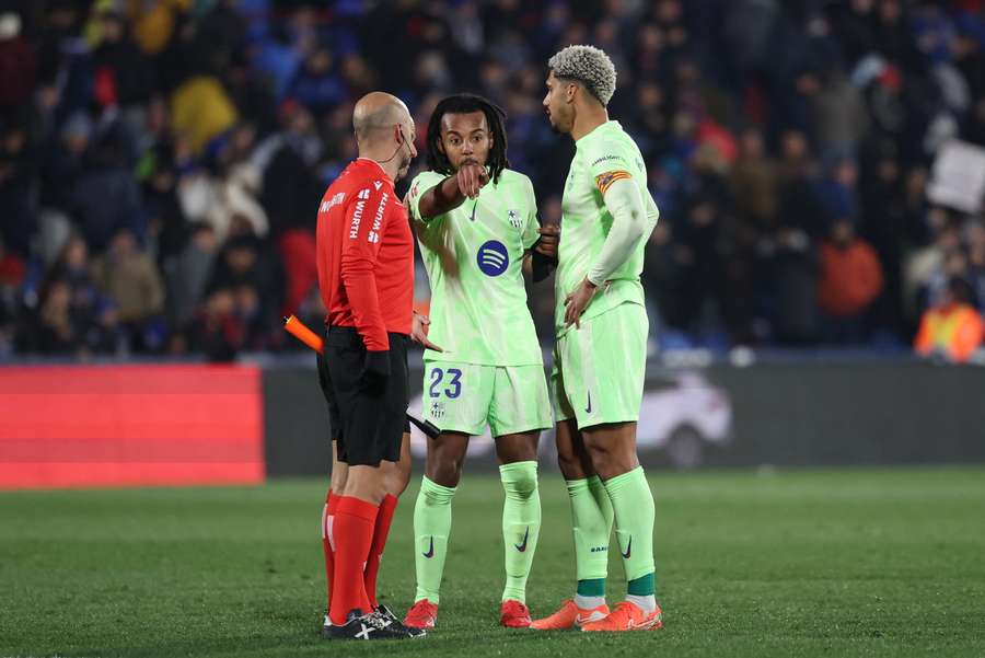 Koundé discute con González Fuertes y su ayudante durante el Getafe-Barcelona