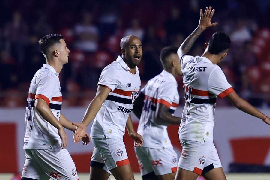 Lucas Moura, de pênalti, deixou sua marca no retorno à titularidade no São Paulo