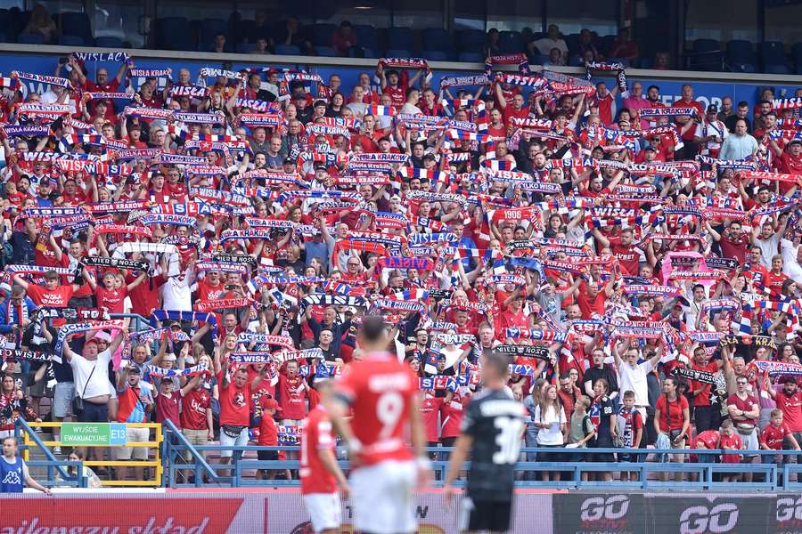 Koniec bojkotu kibiców Wisły? Znicz Pruszków zapowiedział, że wpuści fanów z Krakowa