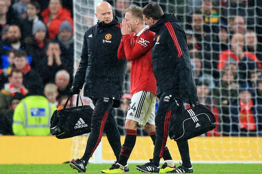 Van de Beek lesionou-se no jogo com o Bournemouth depois de uma entrada violenta