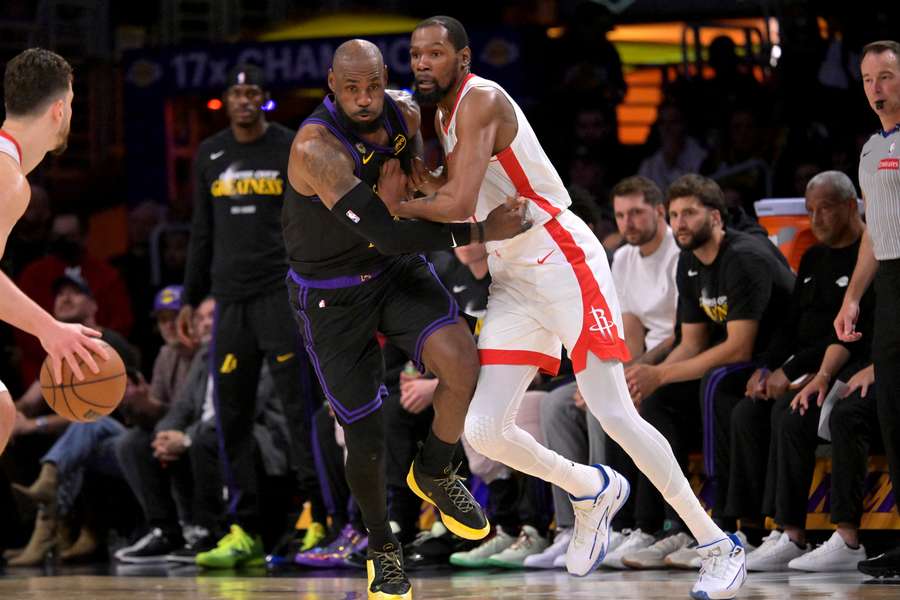 Durant y LeBron tratan de ganar el espacio