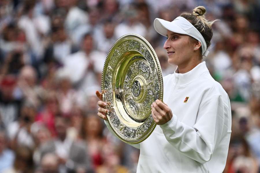 Marketa Vondrousova overraskede og vandt Wimbledon over Ons Jabeur som den første useedede kvinde nogensinde.