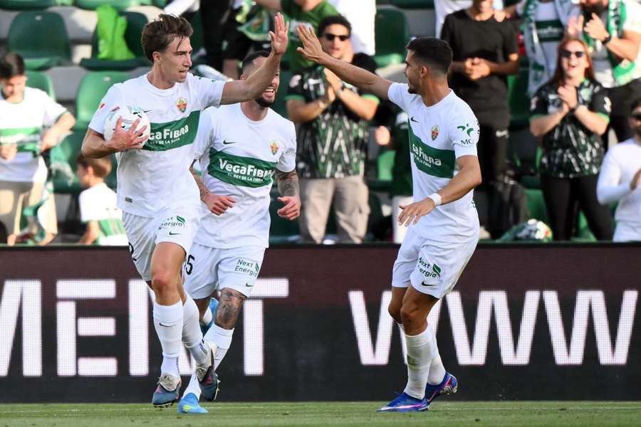 David Affengruber (vlevo) z Elche vyrovnával proti Atlétiku na 1:1.