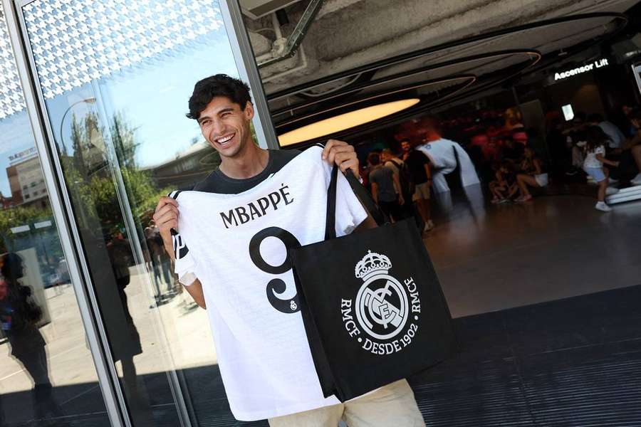 Un fan avec le maillot floqué Mbappé.