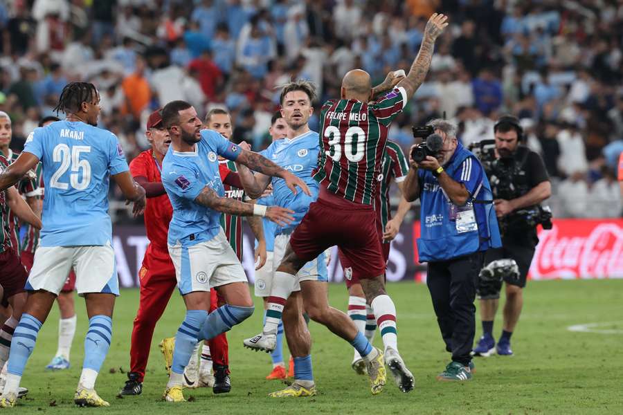El defensa del Manchester City Kyle Walker y el del Fluminense Felipe Melo se empujan