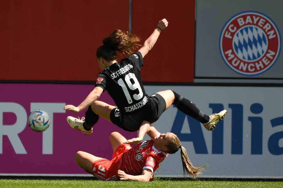Freiburgs Annabel Schaschnig im Zweikampf mit Bayern-Star Stanway