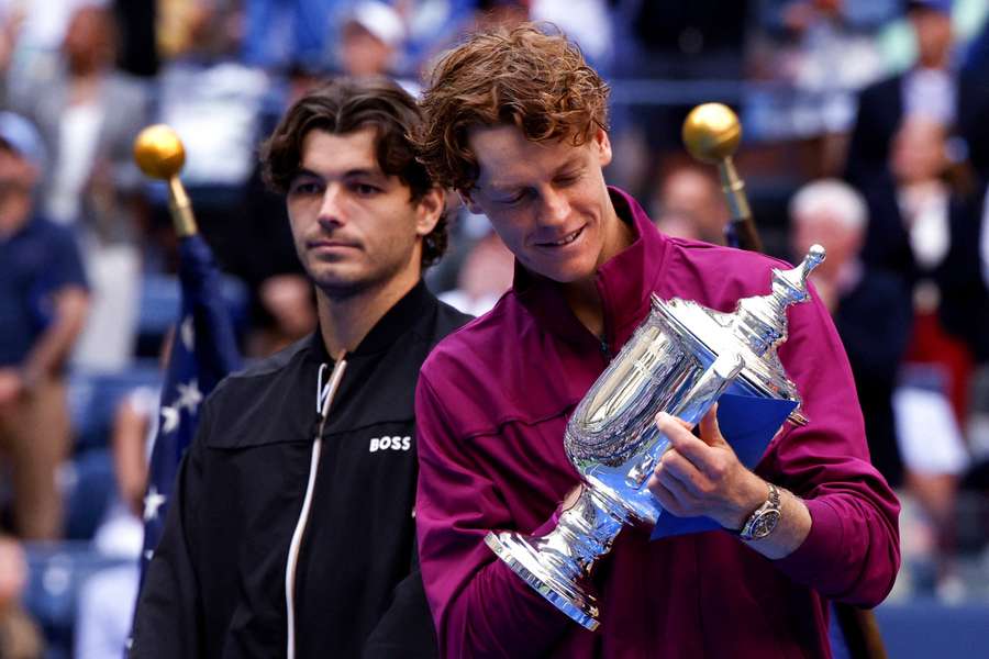 Jannik Sinner con il trofeo