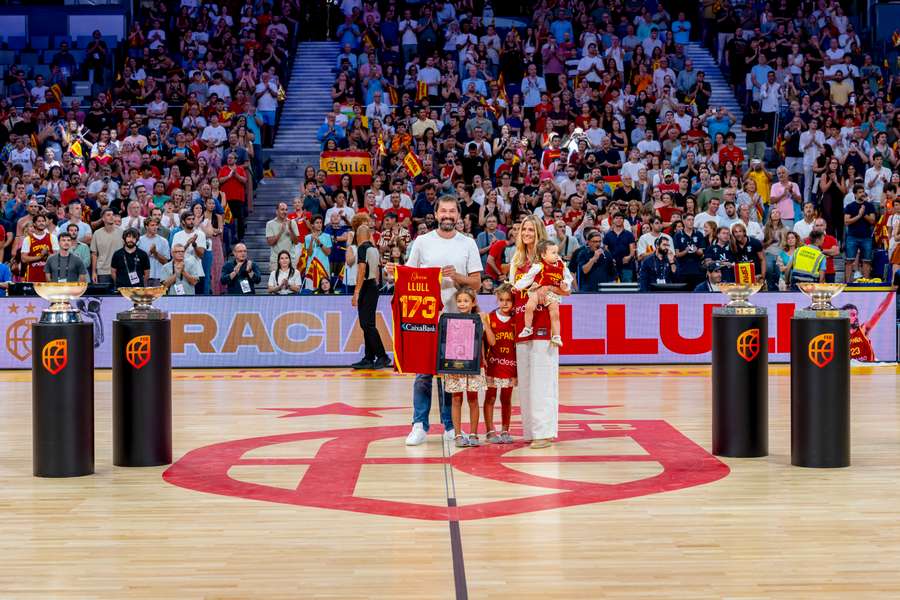 Sergi Llull, junto a su familia