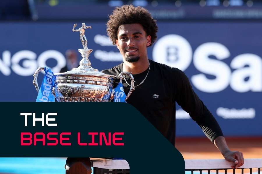 Fils celebrates with the trophy in Barcelona