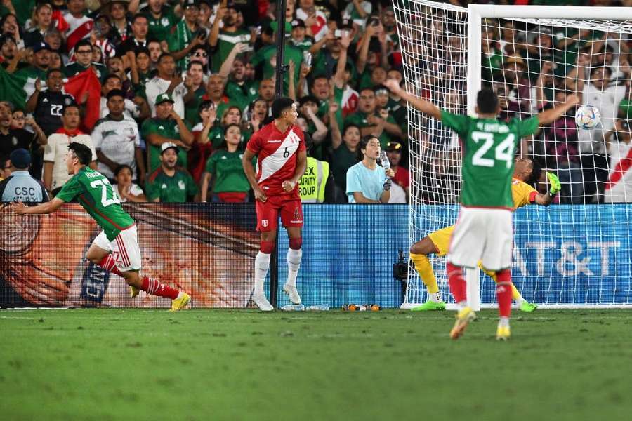 Lozano garantiu o triunfo do México em jogo realizado na Califórnia