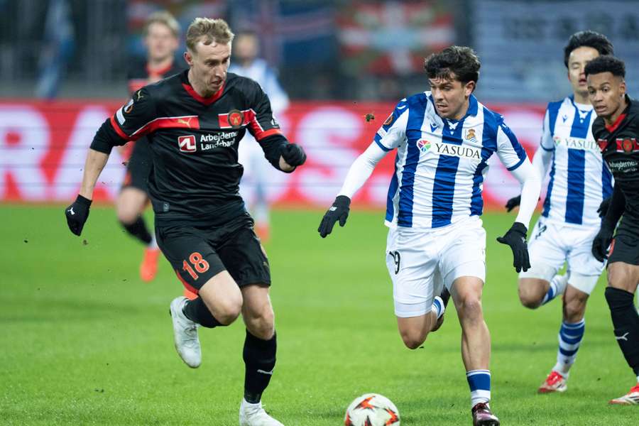 Adam Buksa z FC Midtjylland i Jon Aramburu z Realu Sociedad (R) podczas meczu Ligi Europy UEFA