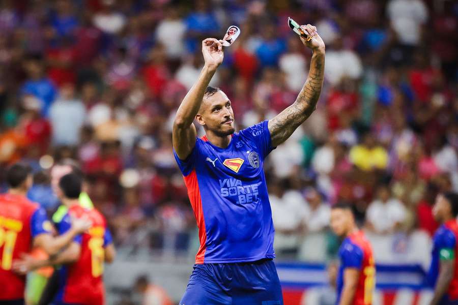 David subiu mais alto que a defesa do Grêmio para marcar o terceiro do Bahia David subiu mais alto que a defesa do Grêmio para marcar o terceiro do Bahia