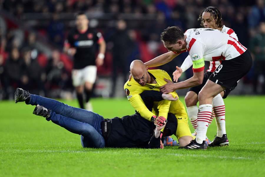 Bloemetje voor Sevilla-keeper van SV PSV: 'Excuses namens alle andere supporters'