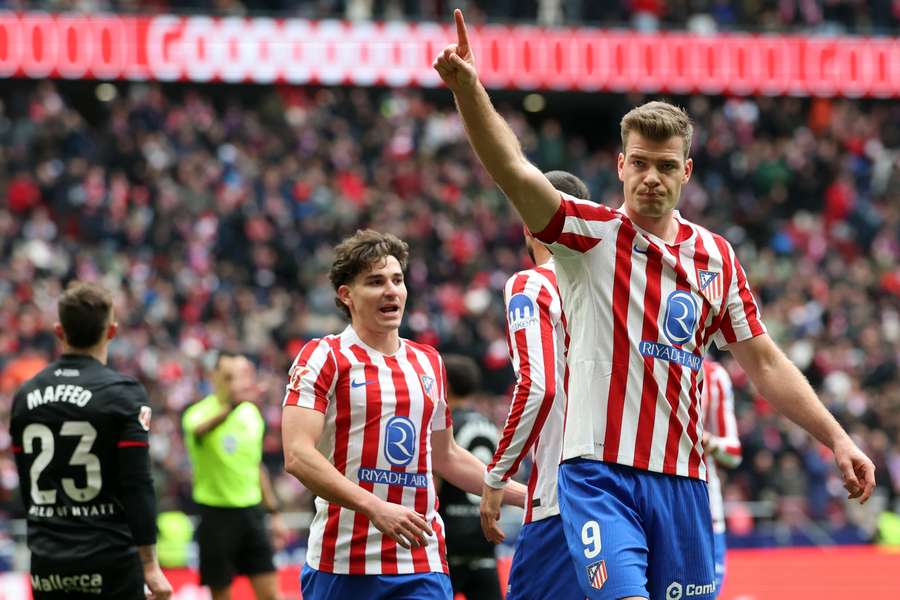 Alexander Sörloth slaví gól do sítě Mallorky.