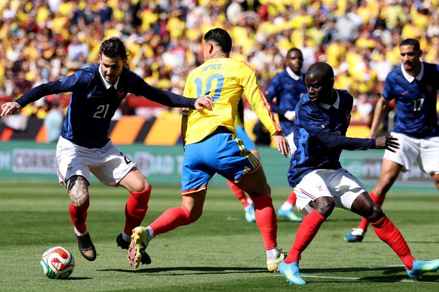 Lucas Hernandez e N'Golo Kanté frente a James Rodriguez durante o estágio de março Lucas Hernandez e N'Golo Kanté frente a James Rodriguez durante o estágio de março
